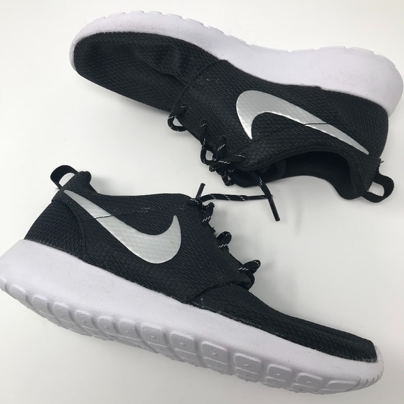 black and white roshes womens